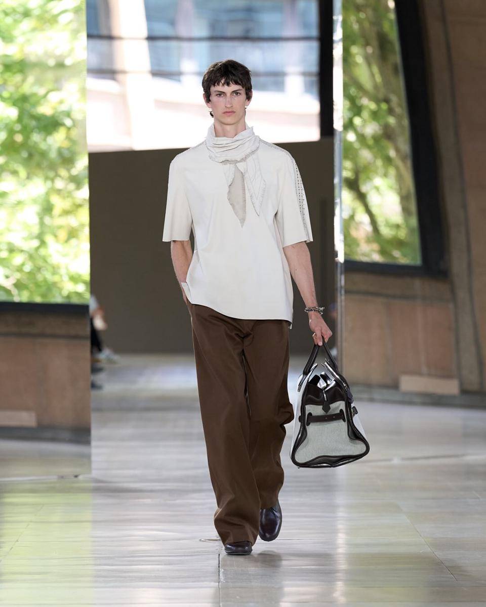Summer in the city. Men’s summer 2026 collection created by Véronique Nichanian. Watch the show replay now via the link in bio.#Summer2026#ParisFashionWeek#PFW#HermesHomme#Hermes.jpg