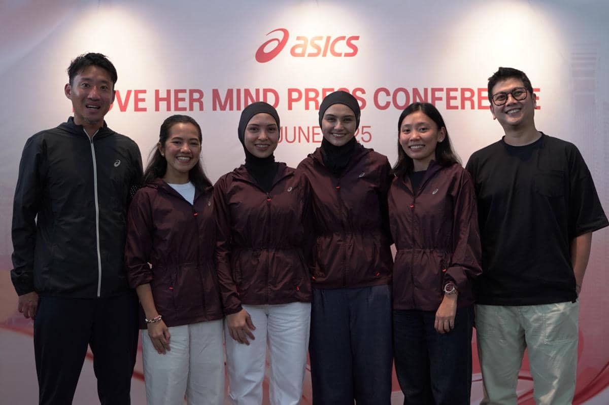 [ki-ka] Sota Fukushima (President Director ASICS Indonesia), Meiske Sandra, Sherly Nazer, Zeezee Shahab, Monica Felicia, dan Yogi Prayogo (GM Performance dalam ASICS Move Her Mind Peluncuran Hijab).jpg