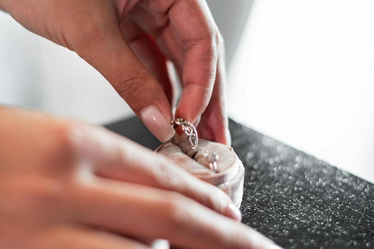 ilustrasi perhiasan cincin