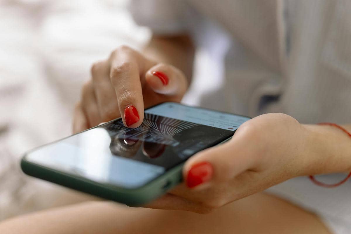 ilustrasi menggunakan HP