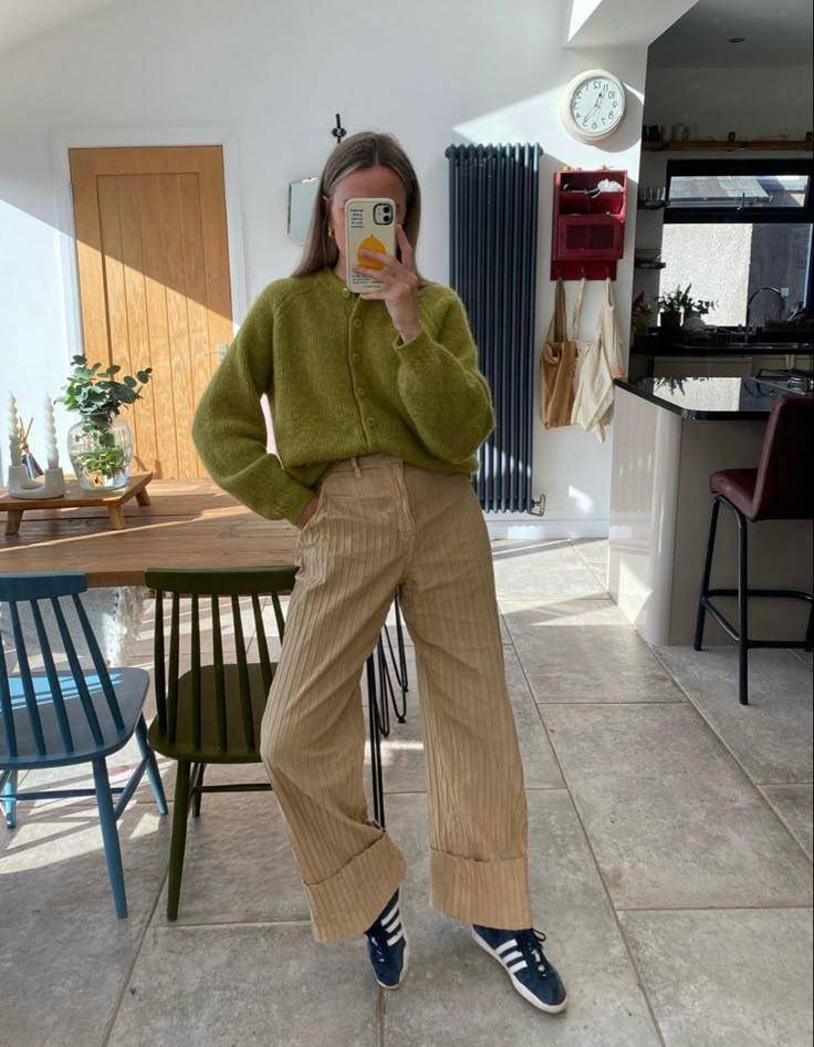 Corduroy Coklat Cream dan Sweater Hijau 