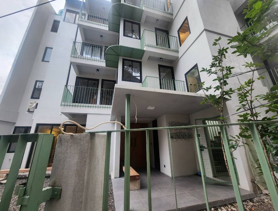Rumah untuk tiga orang telah berkembang menjadi rumah flat multi keluarga dan fungsi lain di luar hunian (Situs rujak.org/Elisa Sutanudjaja)