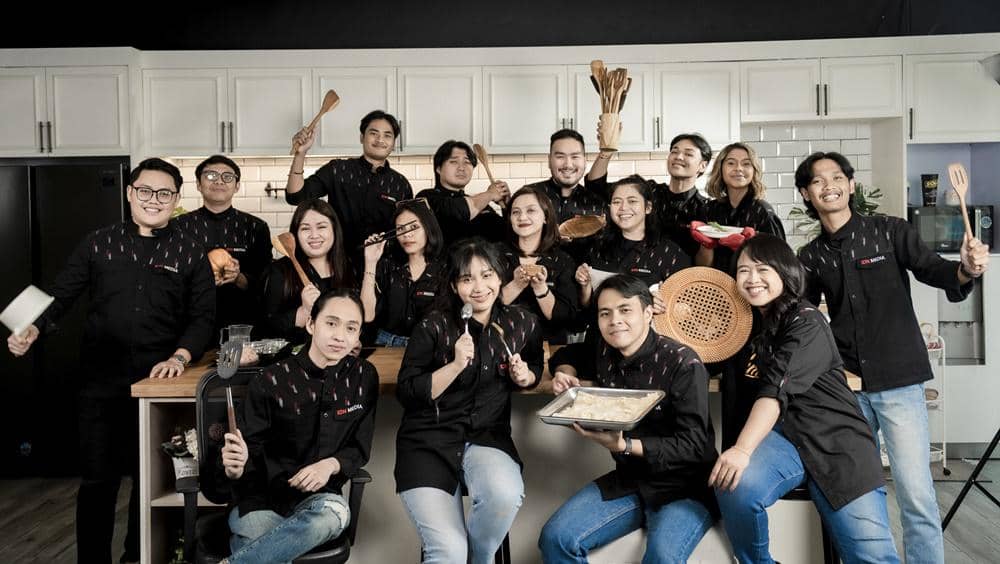 Yummy - Group Photo Yummy HYP09350 (1).jpg