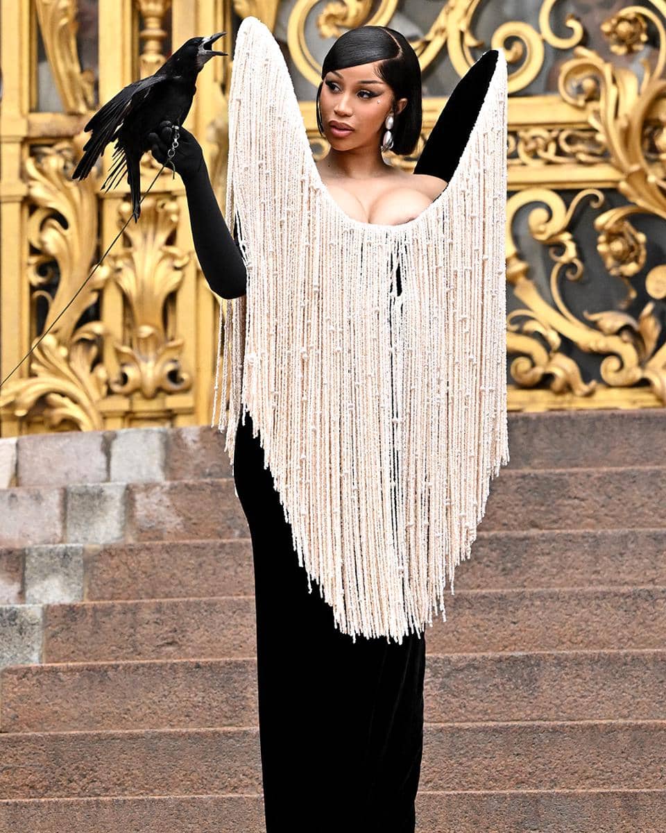 Bringing the 𝘿𝙍𝘼𝙈𝘼 to #ParisFashionWeek...#CardiB!🐦_⬛🖤✨️ The “Up” rapper brought a real c.jpg