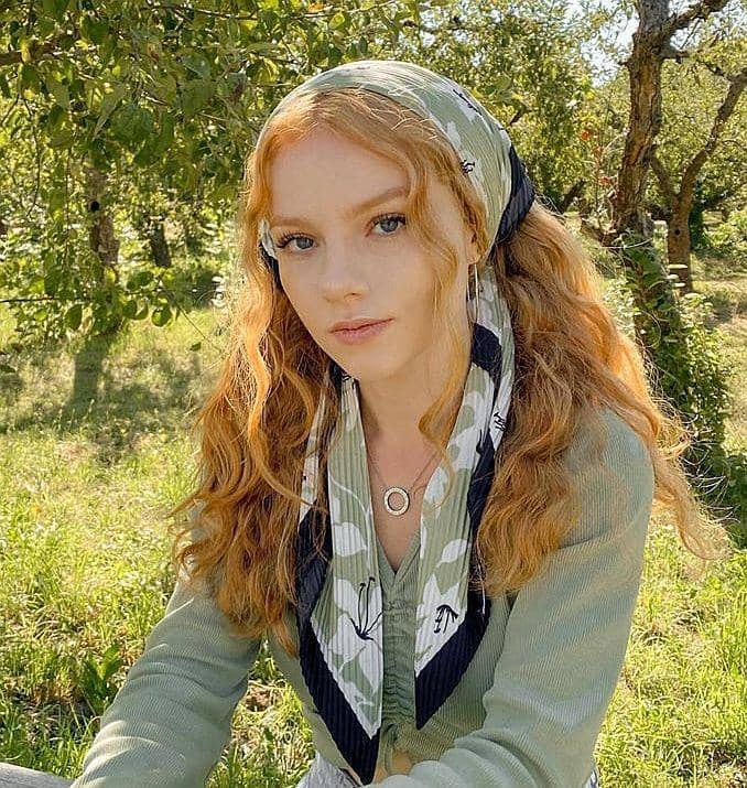 ide styling rambut dengan scarf