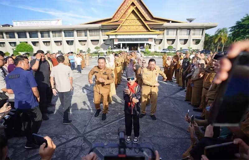 Potret Dikha, bocah Pacu Jalur yang menunjukkan tariannya bersama pejabat Pemprov Riau (Dok. Istimewa)