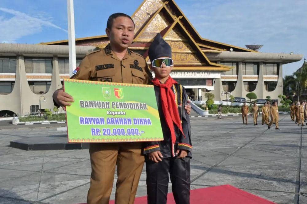 Potret Dikha, bocah Pacu Jalur yang mendapatkan bantuan pendidikan senilai Rp20 juta dari Gubernur Riau, Abdul Wahid pada Selasa (8/7) (instagram.com/rayyanarkandikha)