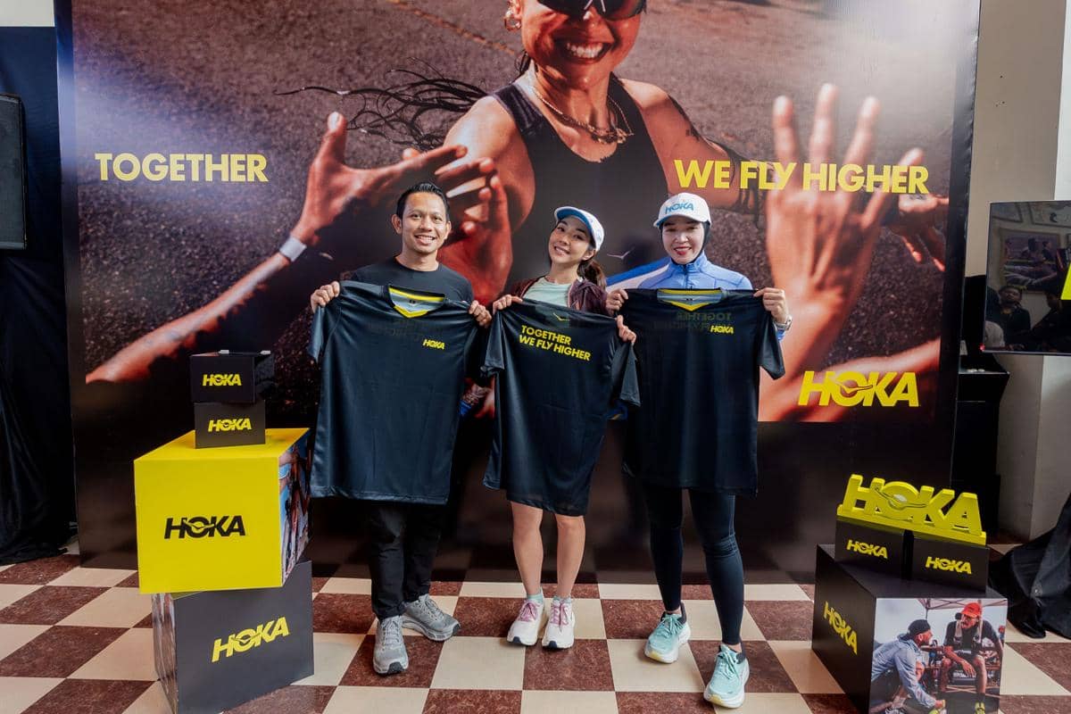 Jajaran Spokesperson Berfoto Bersama Jersey #TogetherWeFlyHigher.jpg