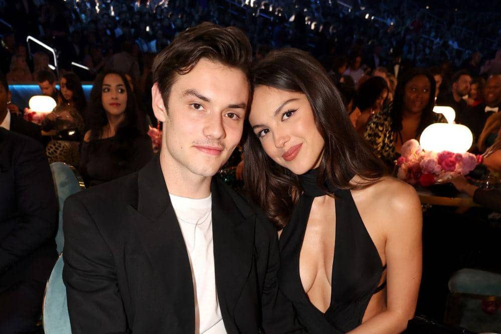 Perbandingan Keluarga Olivia Rodrigo dan Louis Partridge