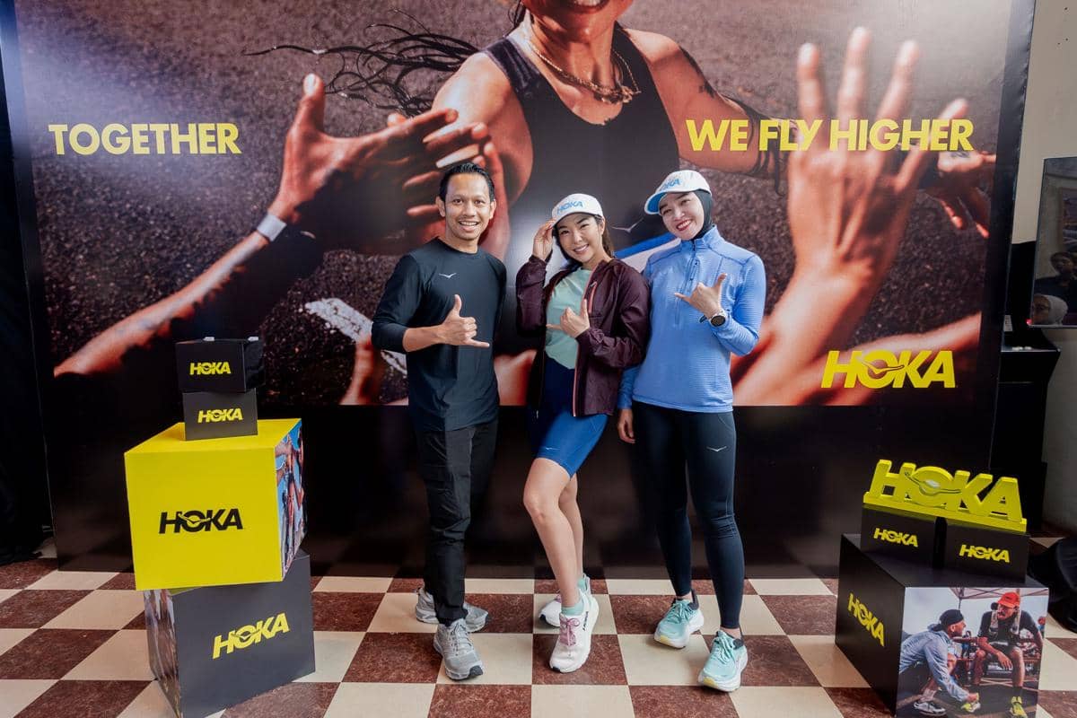 Ki-ka= Panji Cakrasantana selaku GM Marketing MAP Aktif, Gisella Anastasia selaku Indonesian singer, model, presenter, and actress, Stena Wakkary selaku Captain Hoka Run Club #2.jpg