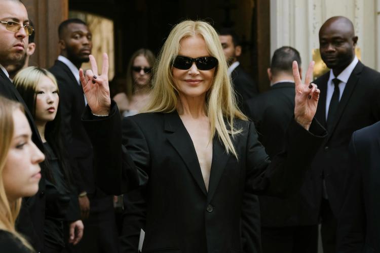 Gaun Couture Balenciaga 2025: Kilauan Selebriti di Runway, Siapa yang Paling Memukau?