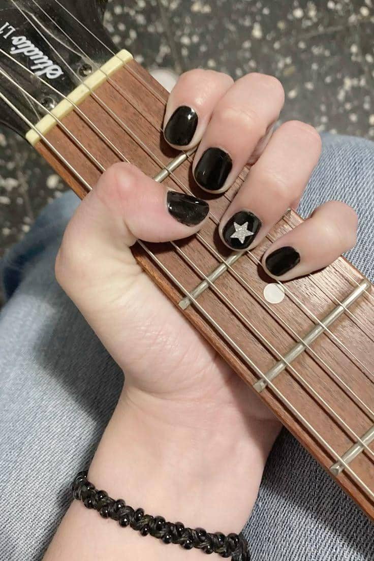 inspirasi nail art untuk nonton konser rock