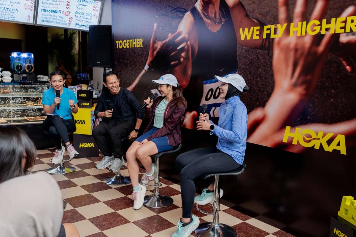 Ki-ka= Panji Cakrasantana selaku GM Marketing MAP Aktif, Gisella Anastasia selaku Indonesian singer, model, presenter, and actress, Stena Wakkary selaku Captain Hoka Run Club .jpg