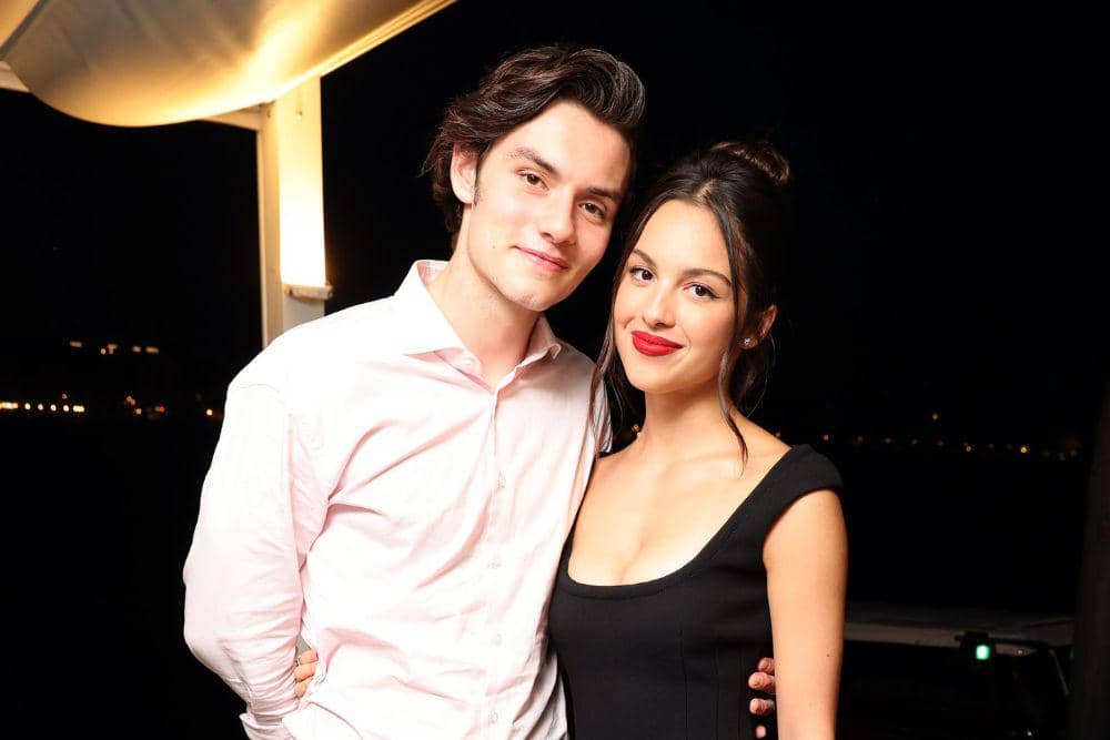 Perbandingan Keluarga Olivia Rodrigo dan Louis Partridge