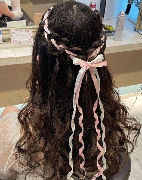 ide gaya rambut kepang dengan pita