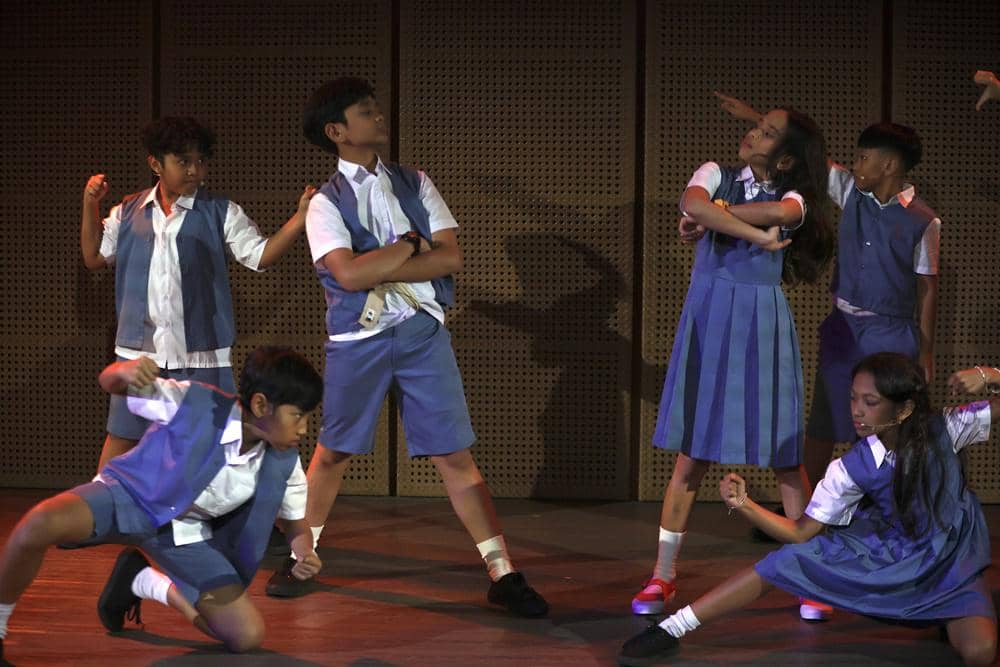 Sahl (Pemeran Sadam) dan Gynta (Pemeran Sherina) bersama para pemeran Musikal Petualangan Sherina 2025 dalam Penampilan Lagu Jagoan.jpg