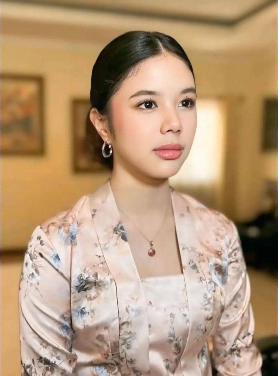 Safeea Ahmad menggunakan kebaya kutubaru berdetail bunga-bunga