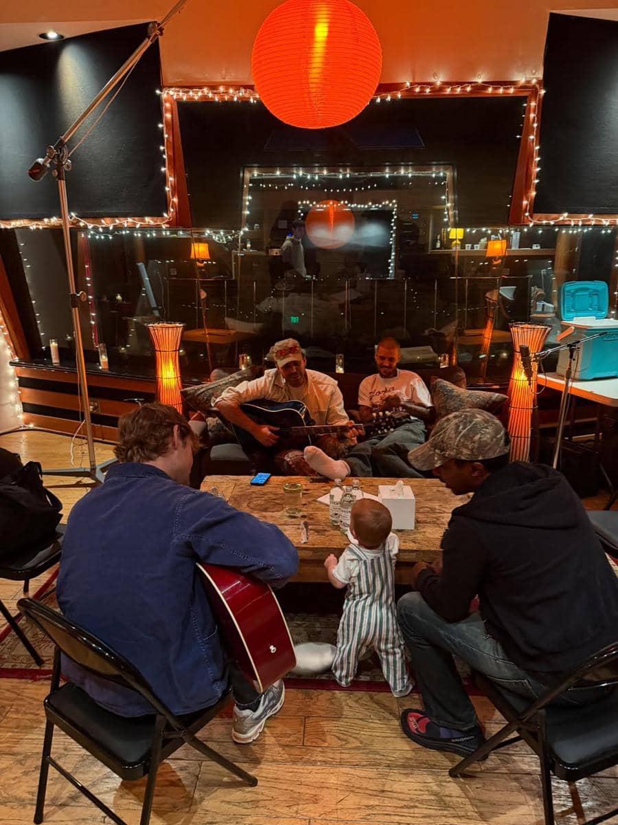 Potret Justin Bieber dengan anaknya, Jack Blues Bieber, bersama rekan-rekannya di studio rekaman. (instagram.com/lilbieber)