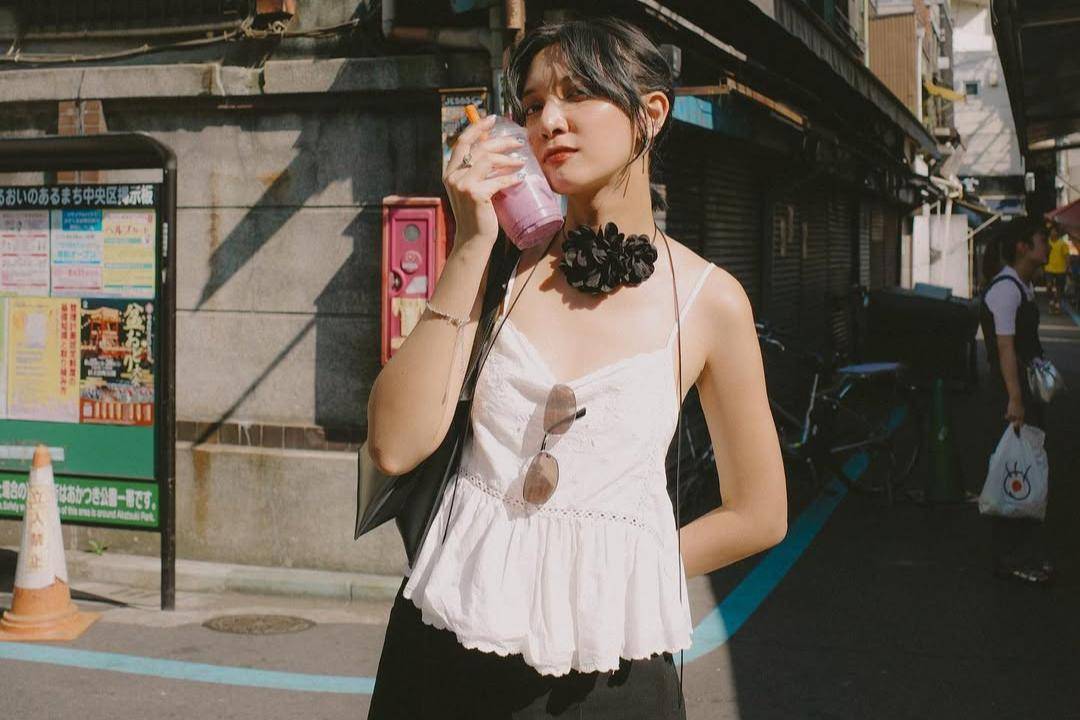 7 Ide OOTD Sheila Dara, Feminin sampai Boyish