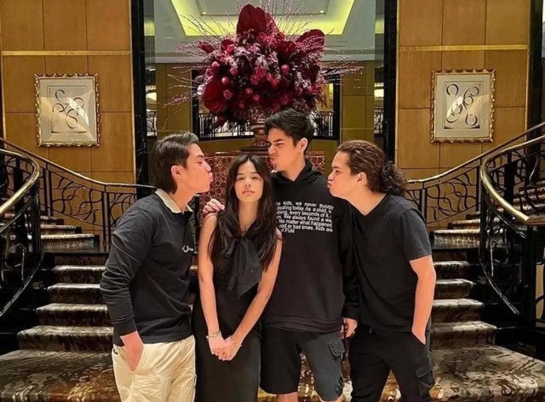 Safeea Ahmad tampil kompak dengan para kakaknya menggunakan pakaian serba hitam.