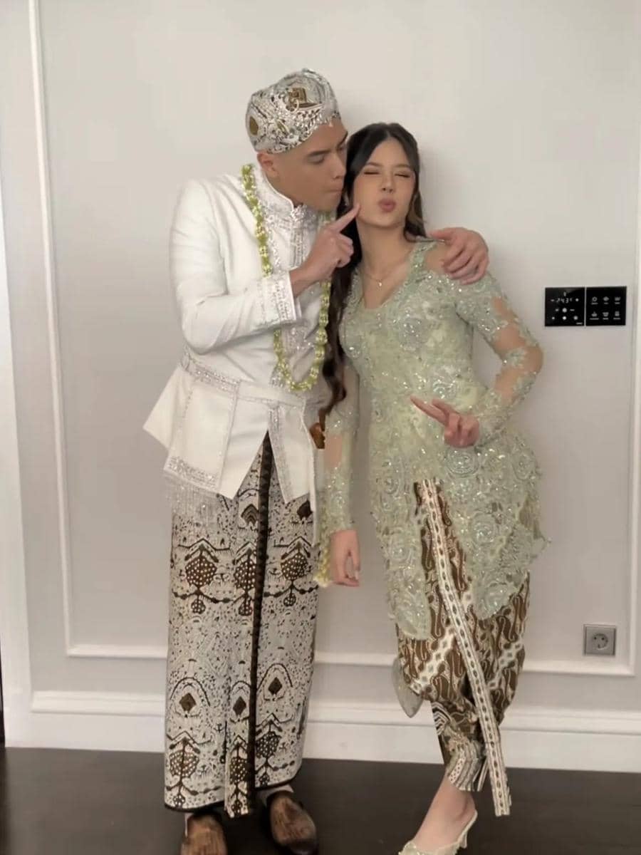 Safeea Ahmad tampil mencuri perhatian dengan kebaya  berwarna hijau sage