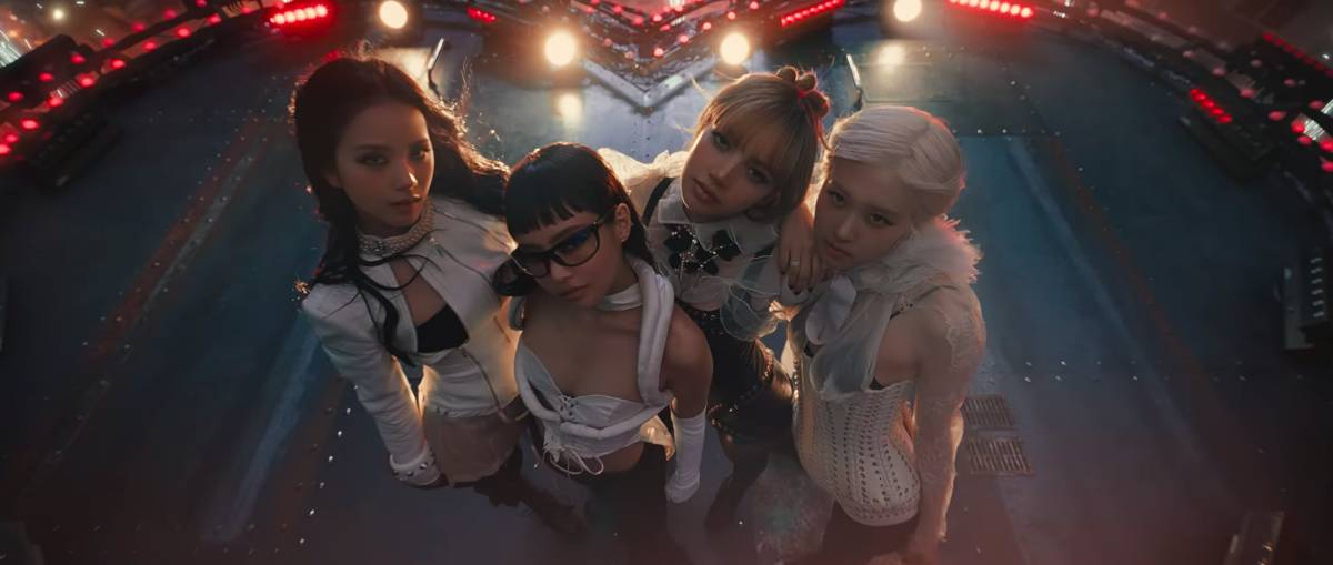 outfit member blackpink di video musik jump