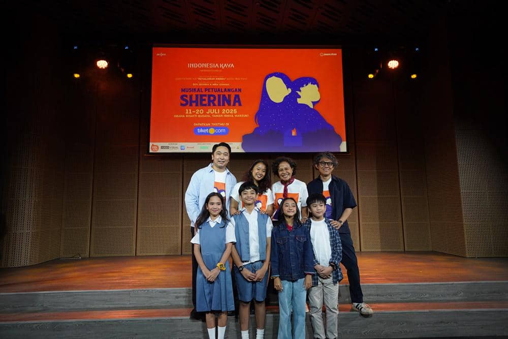 Belakang (Ki-ka) Billy Gamaliel, Program Manager Indonesia Kaya; Nuya Susantono, Sutradara & Produser Musikal Petualangan Sherina; Mira Lesmana, Produser & Penulis Lirik Lagu-lagu film Petualangan Sherina; Riri.JPG