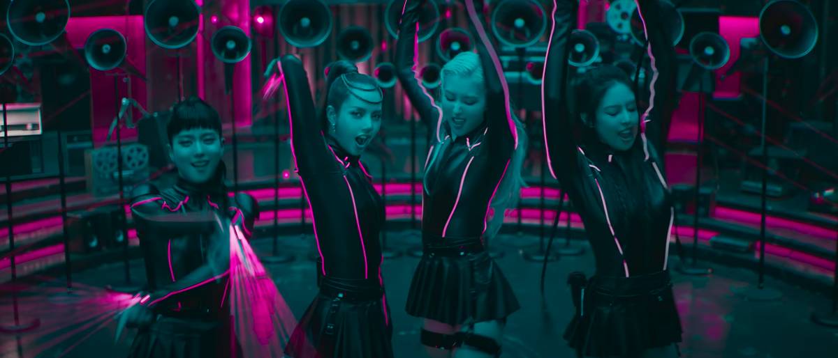 cuplikan member blackpink di video musik jump