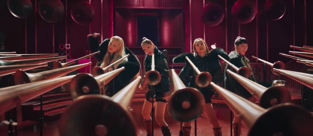 outfit serba hitam member blackpink di video musik jump