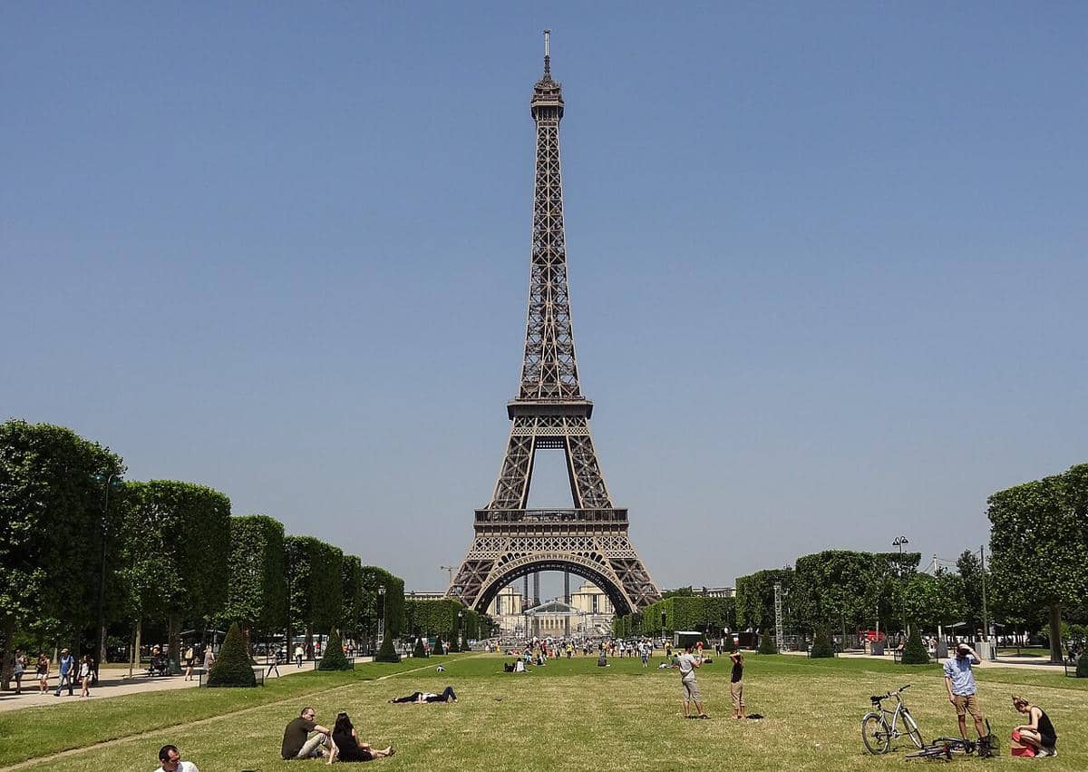 Menara Eiffel dari Champ de Mars