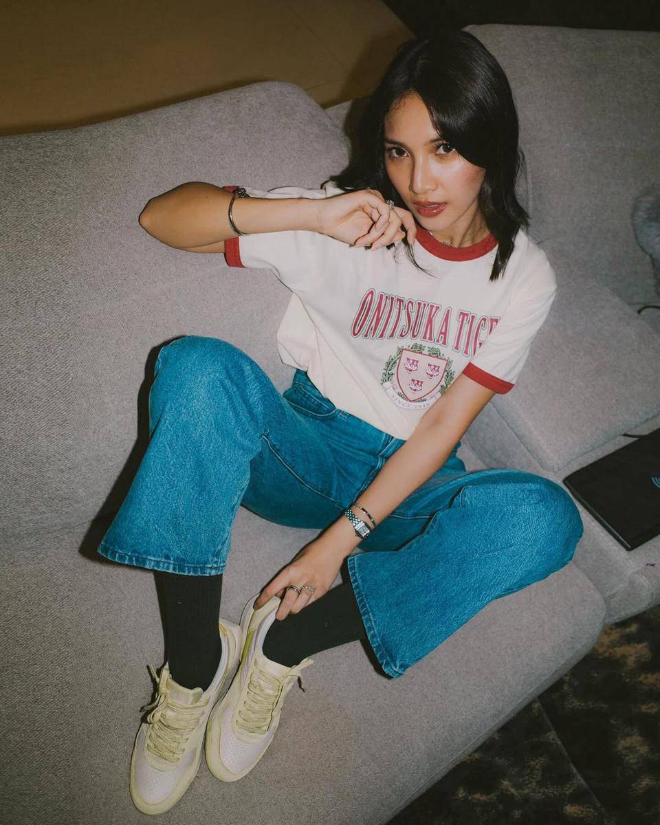 Hiding in a cozy corner with my go-to pair lately.Can’t go wrong with jeans, a tee, and the ULTI.jpg