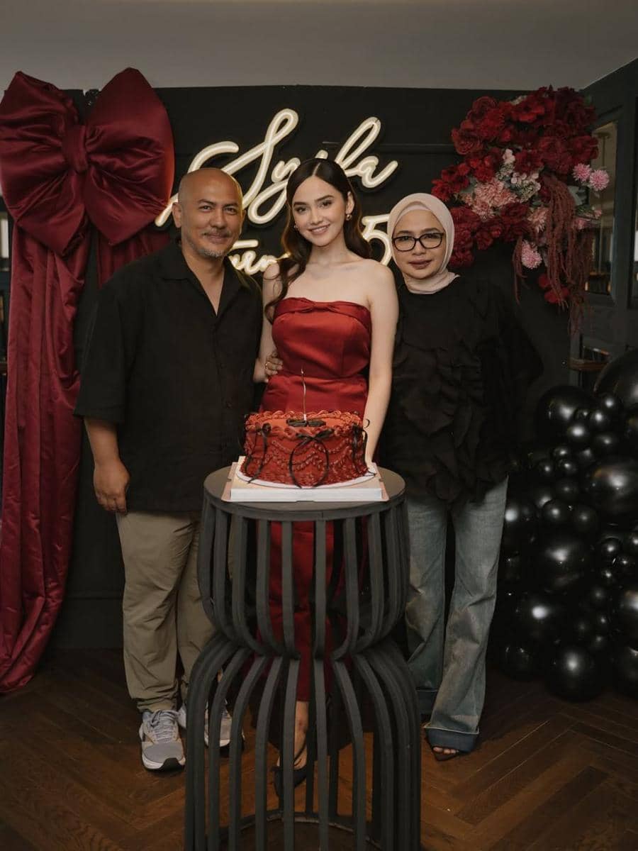 Potret Ulang Tahun Syifa Hadju