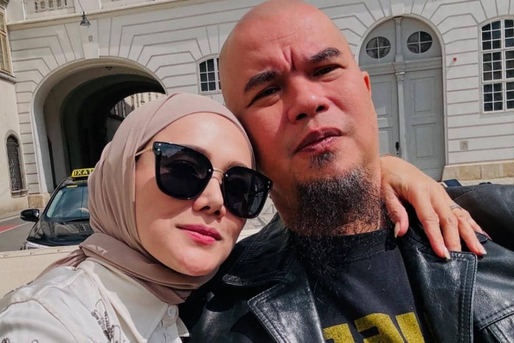 BismillahirrahmanirrahimWhat doesn’t kill you  makes you strongerWho makes you stronger Off cour.jpg