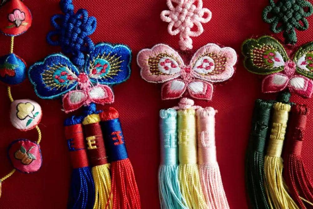 Ilustrasi Norigae, hiasan gantung tradisional Korea. (Situs traveloka.com)