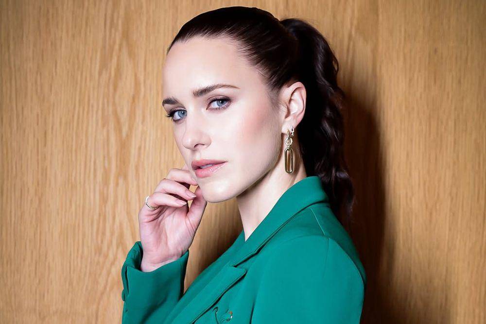Makeup Look A la Rachel Brosnahan, Sleek dan Glamour!