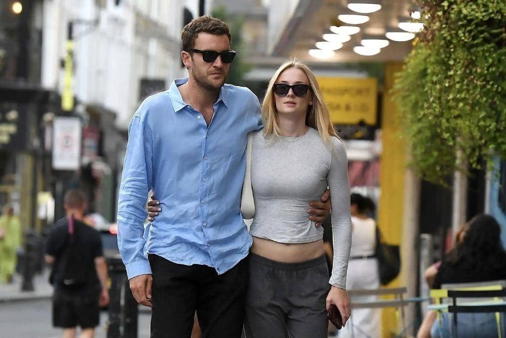 Fakta Hubungan Sophie Turner dan Peregrine Pearson