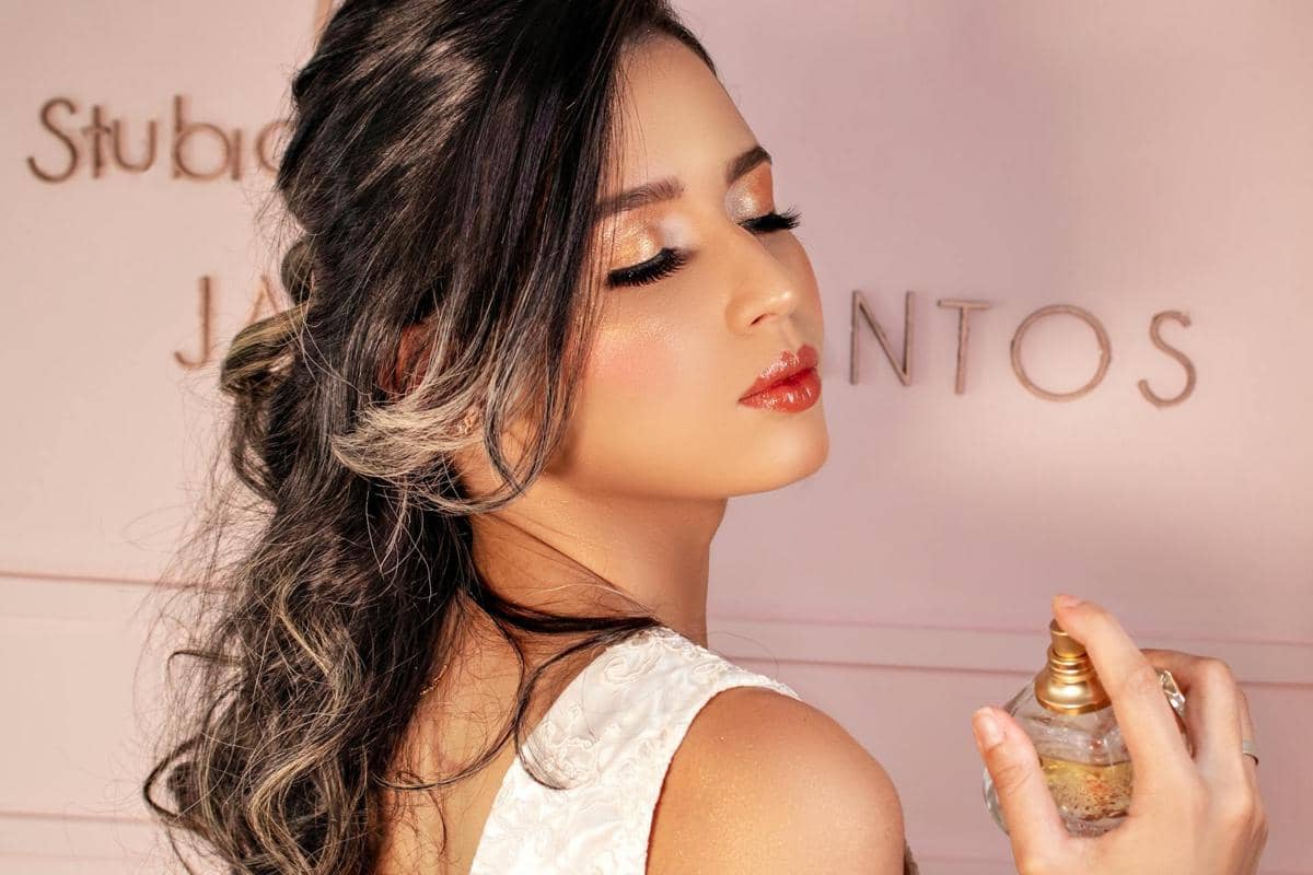 ilustrasi seorang wanita menggunakan parfum