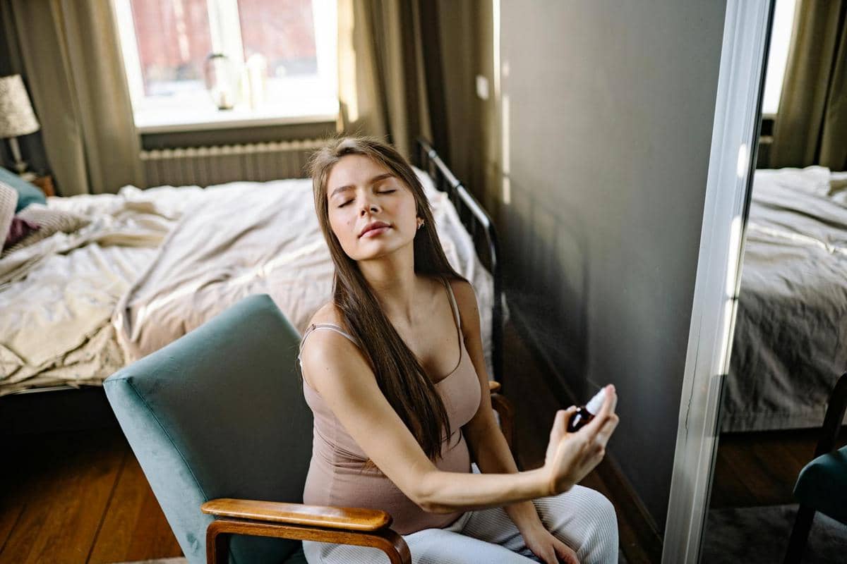 ilustrasi seorang wanita menggunakan parfum