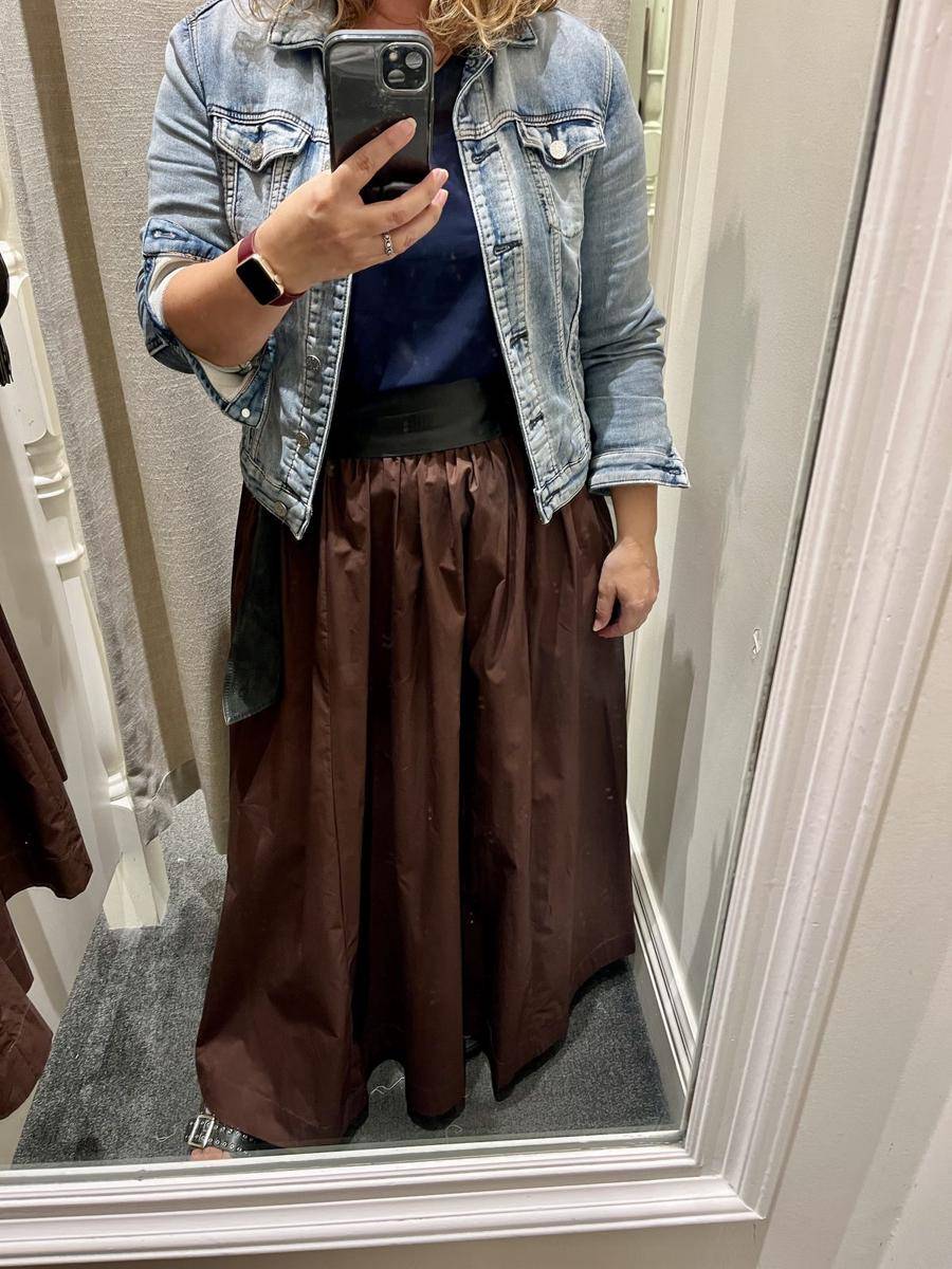 Rok Coklat Mahogany dan Atasan Denim.jpg