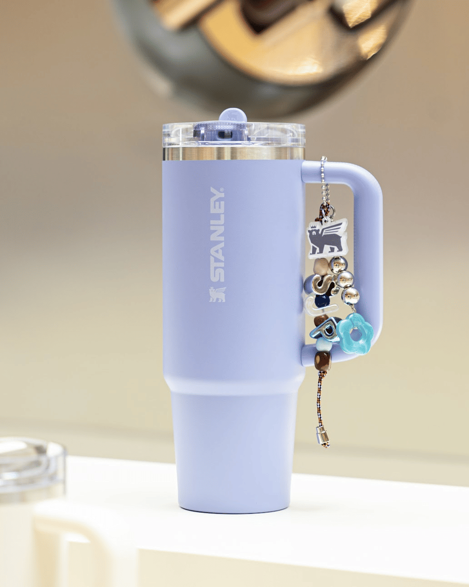 Pengunjung bisa menambahkan custom charm hingga engraving eksklusif di Stanley Quencher ProTour Pop-Up. (Dok. Stanley Indonesia)