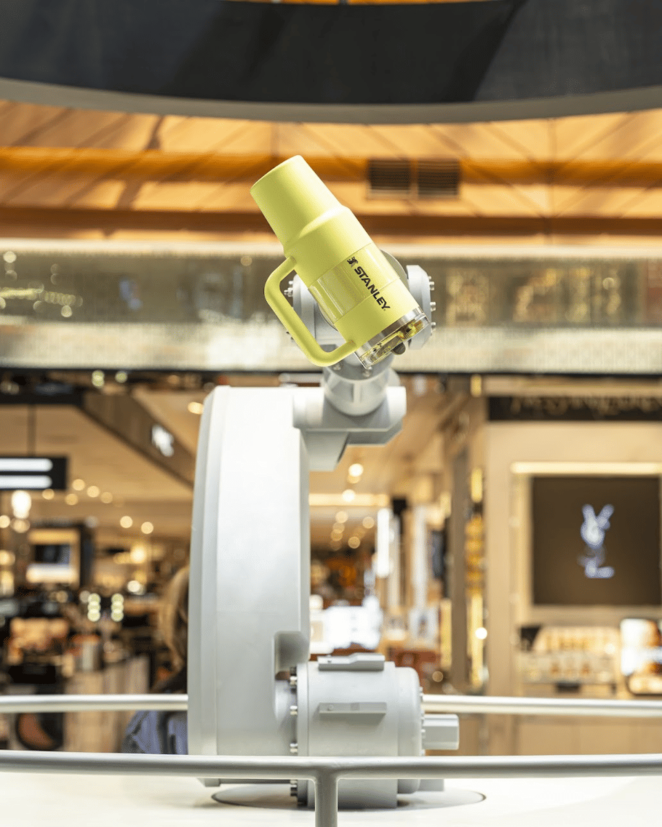  Instalasi Giant Robotic Hand, yang mendemonstrasikan teknologi leakproof dari tumbler ini secara langsung di Stanley Quencher ProTour Pop-Up. (Dok. Stanley Indonesia)