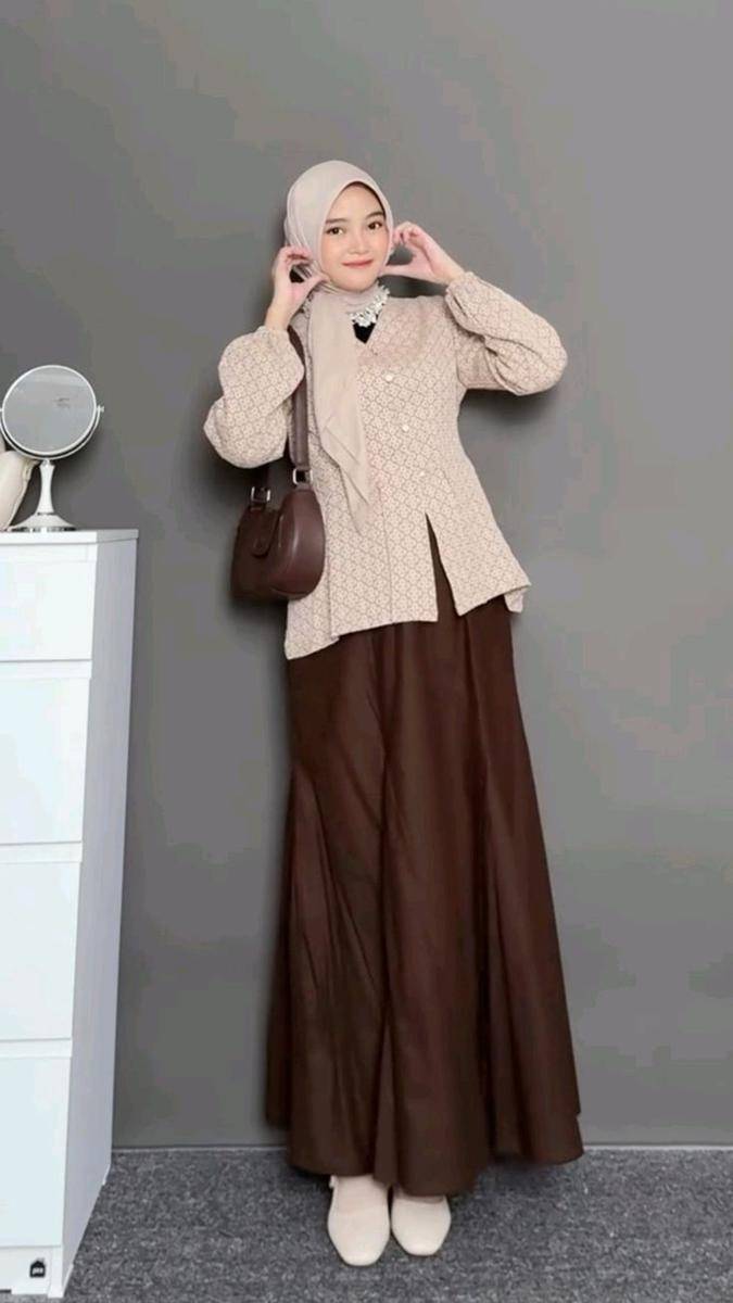 Rok Coklat Mahogany dan Kemeja Cream.jpg