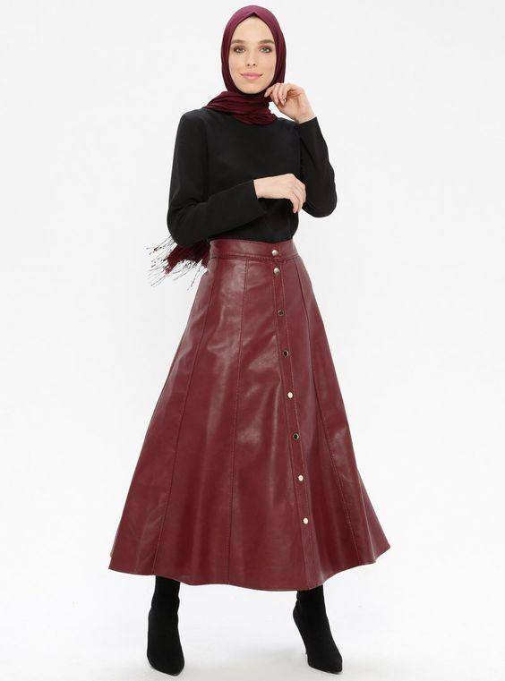 Rok Coklat Mahogany dan Atasan Hitam.jpg