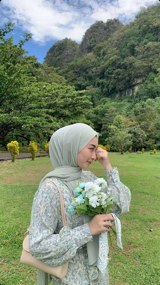 Jilbab Warna Sage Green dan Baju Bunga Biru.jpg