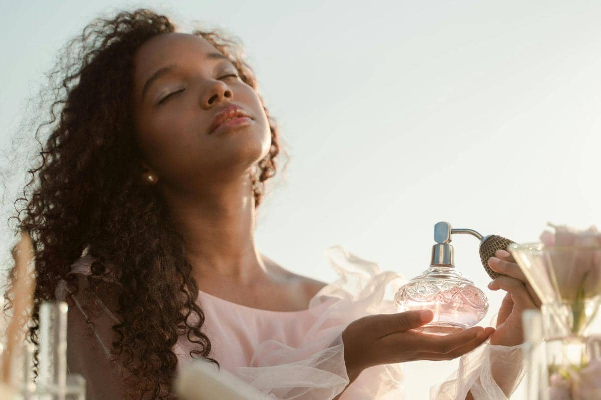 Ilustrasi memakai parfum oriental