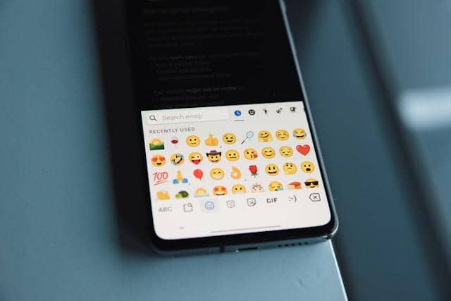 ilustrasi emoji di smartphone 