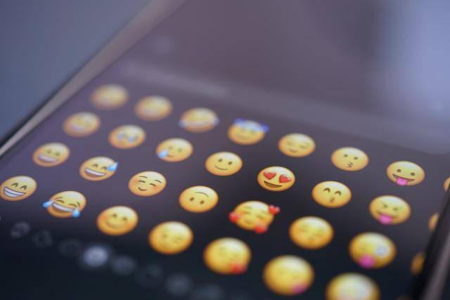ilustrasi emoji di smartphone 