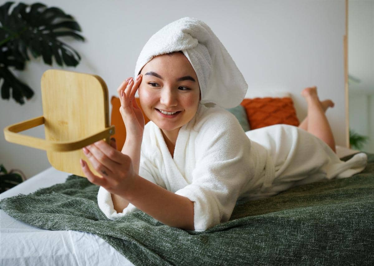 ilustrasi waktu memakai skincare retinol dan peptide