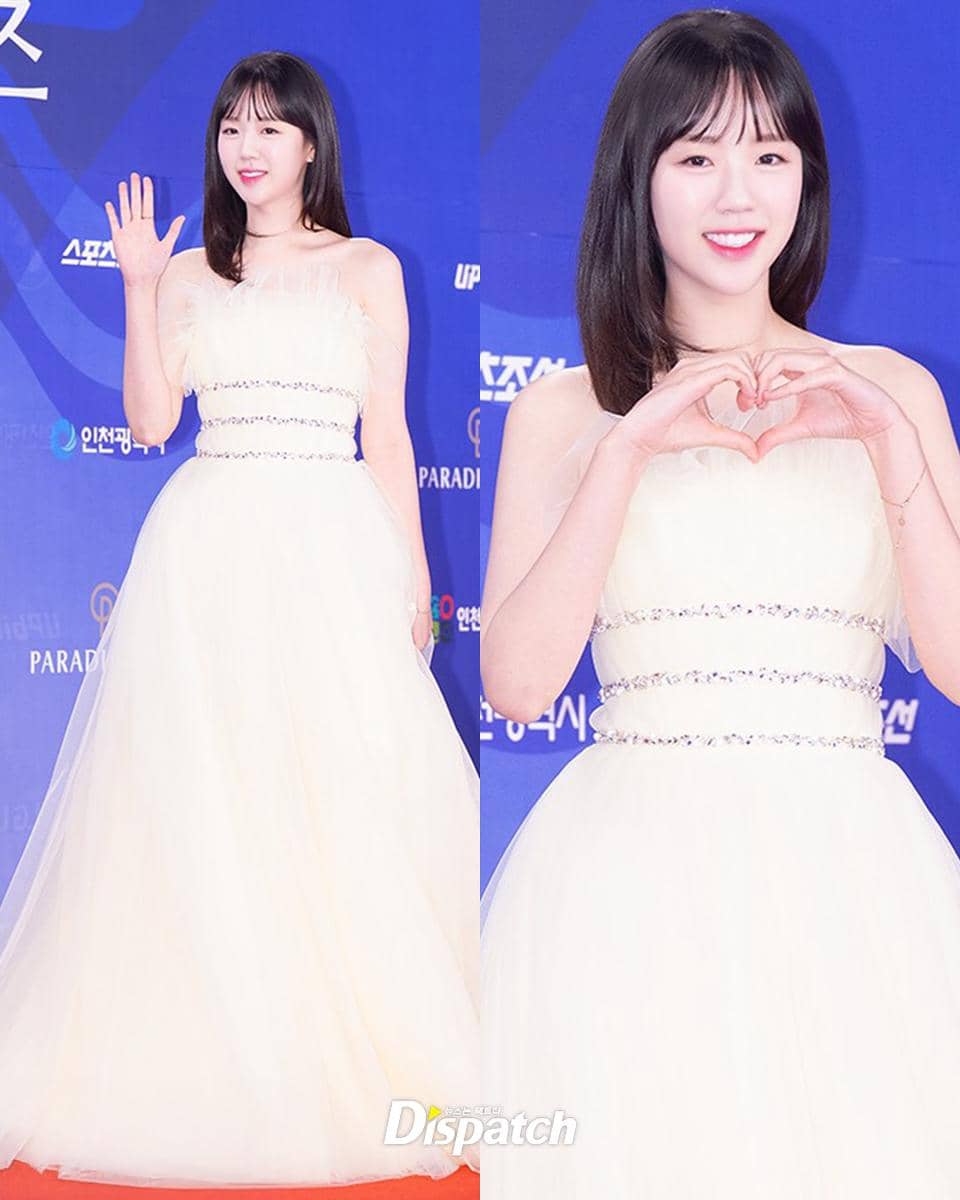 여자 셀럽들의 아름다움 축복 진짜 끝이 없네오늘(18일), 인천 파라다이스시티 호텔에서 ‘제4회 청룡시리즈어워즈’ 레드카펫 행사가 열렸습니다.레드카펫에 오른 여자 셀럽들 (6).jpg