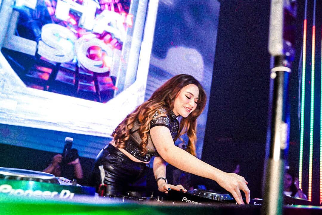 Aktivitas Nathalie Holscher sebagai DJ. (instagram.com/nathalieholscher)